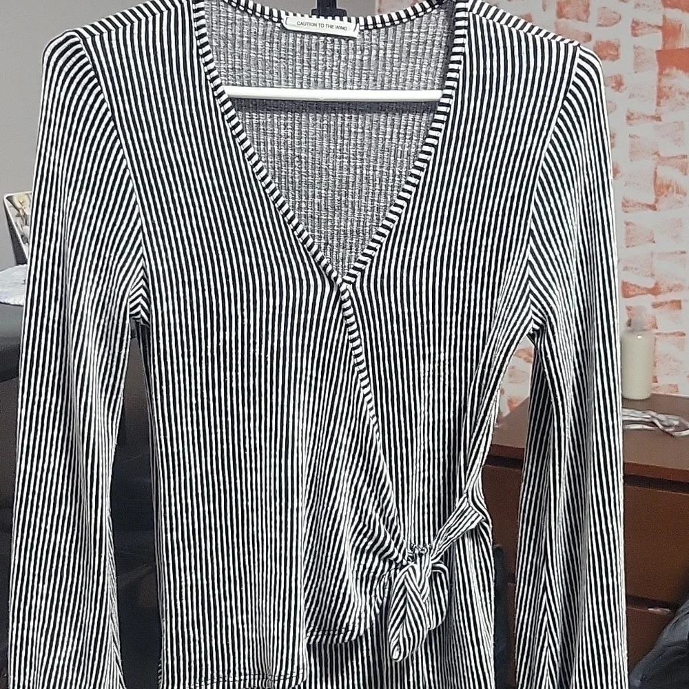 Black and white stripped blouse size Small. Long sleeves - Picture 3 of 7